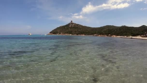 地中海のサルデーニャ イタリアの夏休みとイタリアの海岸 ポルト ジュンコ ビジャシミウス サルデーニャ イタリアの砂浜 超広角 — ストック動画