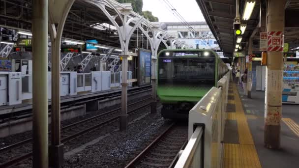 2019年7月 アジアのJr山手線駅アジアの人々 観光客 日本の通勤者 ローカル列車がプラットホームに到着します — ストック動画