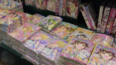 Tokyo / Japonya - Temmuz 2019: Anime dergileri ile Japon mağazası, Tokyo, Japonya, Asya'daki alışveriş merkezinde çizgi roman ve manga kitapları satan mağaza