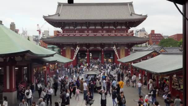 2019年7月 浅草地区の浅草寺または浅草寺の外観古い仏教の宗教的な建物での訪問中の人々 群衆や観光客 — ストック動画