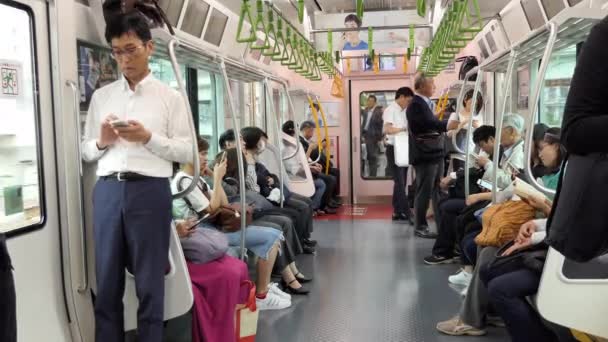 2019年7月 アジアのラッシュアワーでローカル列車で通勤する日本人 混雑した電車の中の観光客 旅行中のアジアの通勤者 — ストック動画