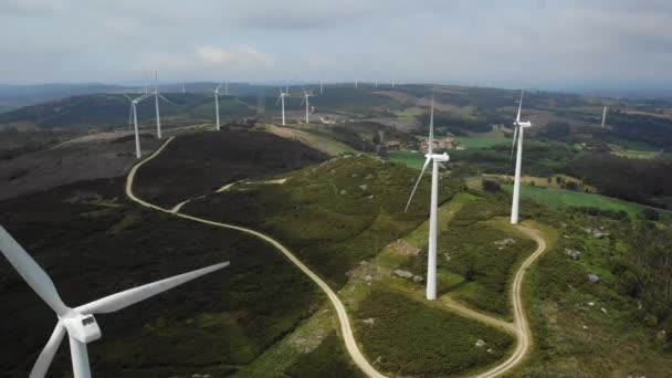 Turbiny Wiatrowe Dla Czystej Energii Odnawialnej Naturalnego Krajobrazu Wzgórzami Polami — Wideo stockowe