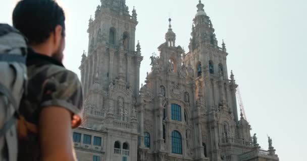 Retrato Peregrino Feliz Masculino Olhando Para Câmera Santiago Compostela Cidade — Vídeo de Stock