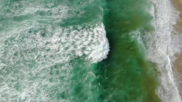Εναέρια βίντεο του Ατλαντικού Ωκεανού και ψηλά κύματα της θάλασσας — Αρχείο Βίντεο