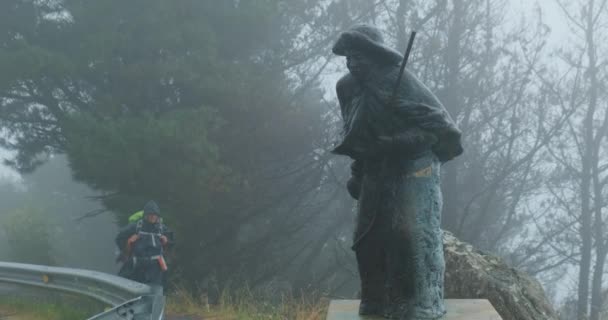 Peregrino caminando hacia Fisterra haciendo el Camino de Santiago — Vídeos de Stock