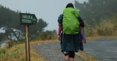 Fisterra Doğru Yürüyen Hacı Santiago Camino yapıyor