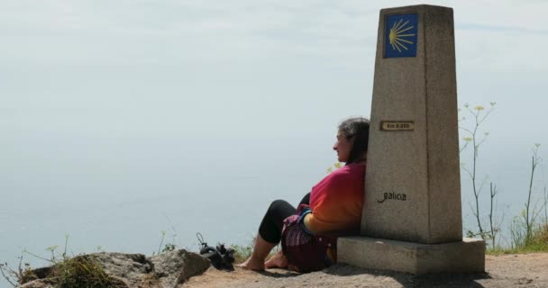 Peregrino haciendo el Camino de Santiago Llegando a Finisterre — Vídeos de Stock