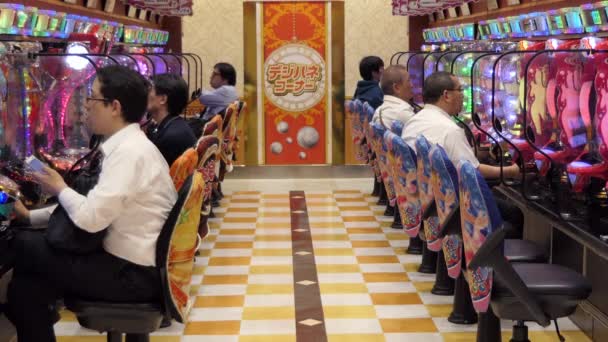 Токіо Японія Липень 2019 Японські Люди Грають Пачинко Лотерея Аркадна — стокове відео