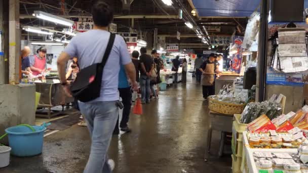 Shiogama 2019年7月 日本人在日本宫城县Shiogama的鱼市场购买金枪鱼肉和寿司 出售新鲜海鲜的商店 — 图库视频影像