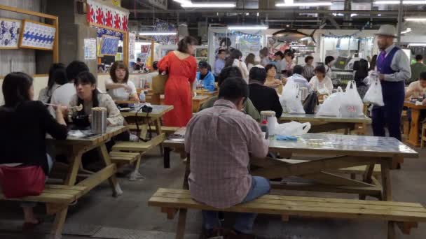 2019年7月 宮城県塩釜市の魚市場でマグロ 新鮮な魚介類を食べる家族連れや食べ物を食べる人たち 日本文化と伝統生活 — ストック動画