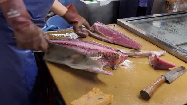 2019年7月 宮城県塩釜市の屋台で 日本人男性がマグロ肉を掃除 地元の魚市場で新鮮な魚介類を販売するショップ — ストック動画