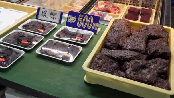 普通小须鲸肉 白鲸肉 在日本宫城县Shiogama的鱼市场出售 出售新鲜海鲜的商店 — 图库视频影像
