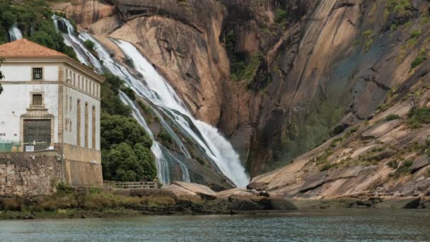 Xallas fluss und ezaro wasserfall in galicien spanien — Stockvideo