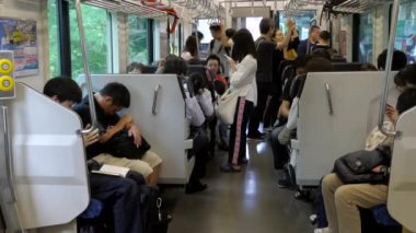 Sendai / Japonya - Temmuz 2019 : Sendai, Miyagi ili, Tohoku bölgesi, Japonya, Asya yakınlarındaki yerel trenle gidip gelenler. Asyalı commuters seyahat