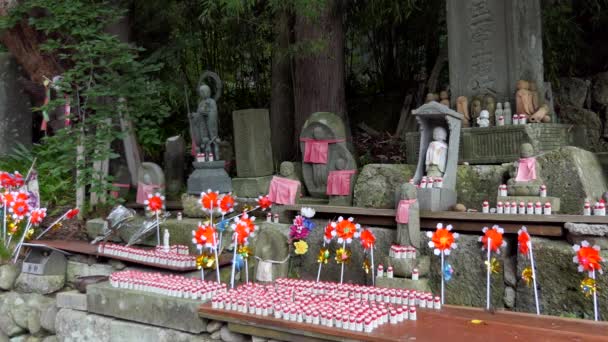 Japanilaisen Buddhalaisuuden Jumalallista Jizo Bosatsua Edustavat Jizo Patsaat Suojelevat Lapsia — kuvapankkivideo