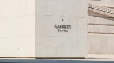 Portekiz'de Garrett Heykeli ve Porto Burcu Görünümü