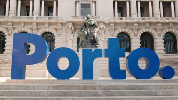 Uitzicht op Garrett standbeeld en Porto Sign in Portugal — Stockvideo