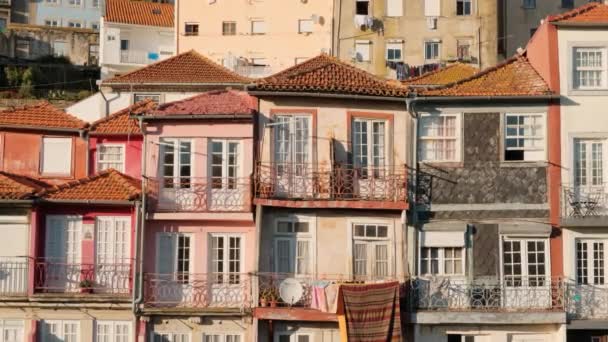 Blick auf malerische Häuser und Dächer in porto portugal — Stockvideo