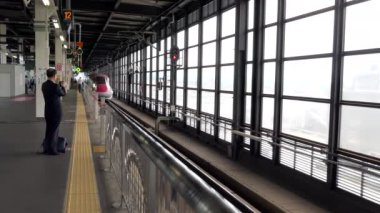Morioka / Japonya - Temmuz 2019: E6 Serisi Shinkansen mermi treni Morioka Junior tren istasyonunda, Japonya, Asya. Modern ulaşım, hızlı seyahat, Japon gezginler ve platformdaki Asyalı yolcular