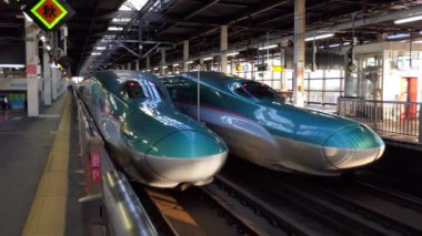 Morioka / Japonya - Temmuz 2019: İki E5 serisi Shinkansen mermi treni Morioka Junior tren istasyonunda, Japonya, Asya. Modern ulaşım, hızlı seyahat, Japon gezginler ve trenli Asyalı yolcular.