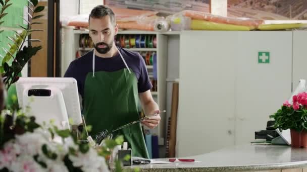 Tânăr Ocupat Care Lucrează Florar Florărie Managerul Vânzări Casierie Vorbind — Videoclip de stoc