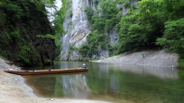 Geibikei Japonia Lipiec 2019 Człowiek Łodzi Rzece Satetsu Geibi Gorge — Wideo stockowe