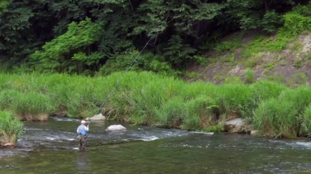 Geibikei Japan 2019年7月 在日本岩手县Geibi Gorge或Geibikei附近捕鱼的老人 日本老年人为了娱乐 娱乐和娱乐而钓鱼 — 图库视频影像