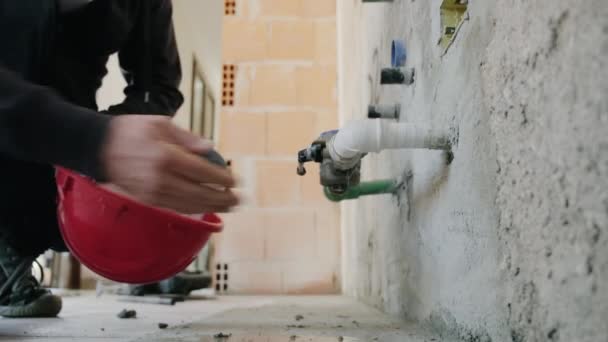 Snickare Arbetar Byggarbetsplatsen Och Kontrollerar Vattenläckage Rör Orolig Man Jobbet — Stockvideo