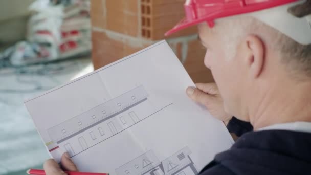 Tekniker Som Arbetar Byggarbetsplatsen Med Bostadsprojektplan Man Jobbet Ett Hyreshus — Stockvideo