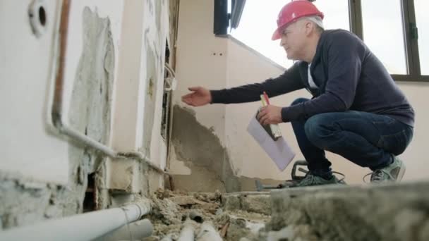 Technicien Travaillant Dans Chantier Construction Vérifier Les Fils Câbles Système — Video