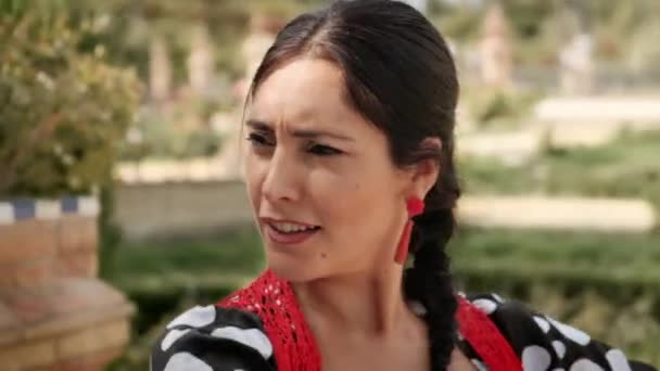 Mooie Vrouw Dansend Flamenco Het Park Spaanse Dame Traditionele Dans — Stockvideo