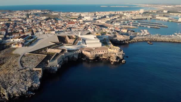 Vista aérea de la fortaleza y la ciudad de Peniche — Vídeos de Stock