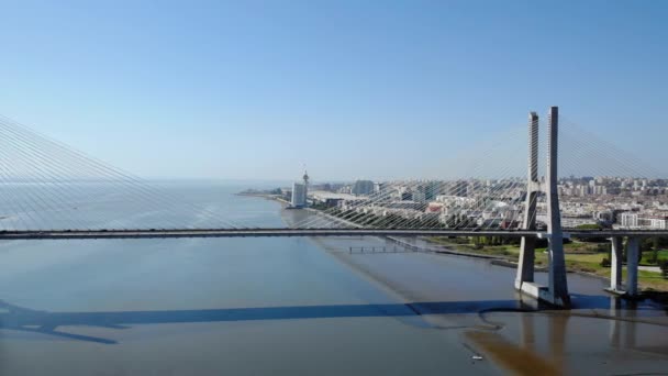 Luftaufnahme der Vasco da Gama Brücke in Lissabon — Stockvideo