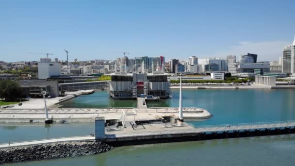 El Oceanario de Lisboa situado en el Parque de las Naciones — Vídeo de stock