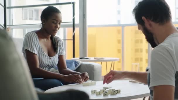 Multietniskt Par Spelar Domino Hemma Afrikansk Amerikansk Fru Och Kaukasisk — Stockvideo