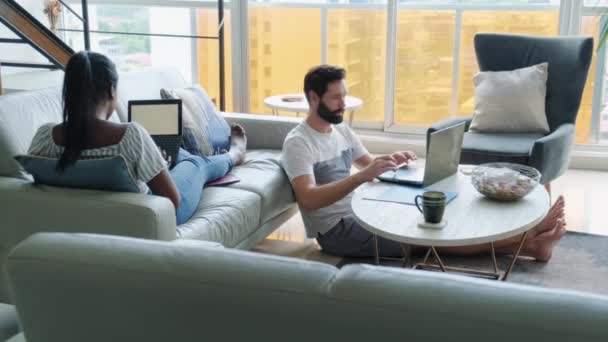 Többnemzetiségű Házaspár Akik Otthon Laptoppal Dolgoznak Vagy Játszanak Afrikai Amerikai — Stock videók
