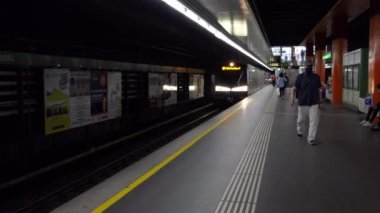 VİANNA / AUSTRIA - 2020 YILINDA: Viyana, Avusturya, Avrupa 'da metro trenini bekleyen insanlarla dolu bir metro istasyonu. Avusturyalı yolcular Wien 'de toplu taşıma araçlarıyla seyahat ediyorlar