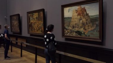 VIENNA / AUSTRIA - Temmuz 2020: Pieter Bruegel 'in resimleri (Brueghel veya Breughel) Viyana, Avusturya, Avrupa' daki Kunsthistorisches Müzesi 'ndeki Yaşlı ve sanat koleksiyonu. Wien 'de sanat sergisi, ziyaretçiler ve kültür