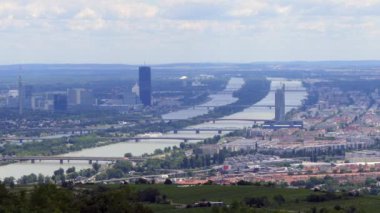 Kahlenberg 'den Viyana, Avusturya, Avrupa kentsel manzarası. Binalar, gökdelenler, köprüler ve Tuna nehri ile Wien şehir manzarası