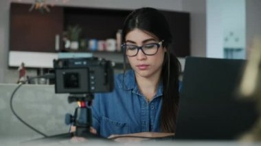 İspanyol kadının portresi evde toplantı yapıyor ya da internet konferansı yapıyor. Kafkasyalılar uzaktan çalışıyor ya da öğreniyor. Genç Latin iş kadını dizüstü bilgisayar ve kamerayla çalışıyor ya da çalışıyor