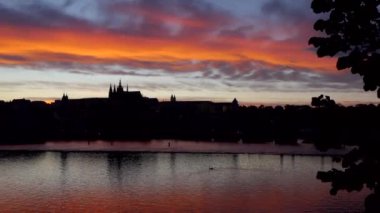 Prag Şatosu manzarası, Çek Cumhuriyeti Prag, Avrupa 'daki Vltava (Moldau) nehrinin turistik simgesi. Günbatımında anıtlarla ve eski binalarla güzel şehir manzarası