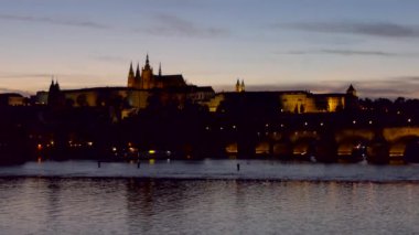 Prag Şatosu manzarası, Çek Cumhuriyeti Prag, Avrupa 'daki Vltava (Moldau) nehrinin turistik simgesi. Geceleri anıtlarla ve eski binalarla dolu güzel şehir manzarası