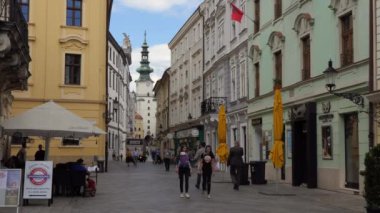 BRATISLAVA / SLOVAKIA - Temmuz 2020: Bratislava, Slovakya 'daki şehir merkezi, Avrupa' da dükkanlar, mağazalar ve yaya caddelerinde yürüyen insanlar görülüyor. Şehir manzaralı Slovakya başkenti. Michael 'ın arka plandaki kapısı