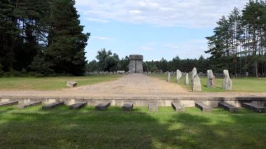 Polonya, Avrupa 'daki Treblinka Nazi imha kampındaki anıt manzarası. Meşhur Polonya simgesi ve Shoah anıtı.