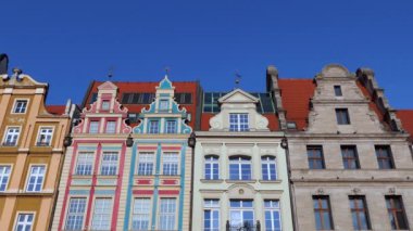 WROCLAW / POLAND - Temmuz 2020: Geleneksel binaların dışı, eski Wroclaw, Polonya, Avrupa 'daki Pazar Meydanı' nda evler. Şehrin tarihi merkezindeki Polonya simgesi. Kopyalama alanı olan açık mavi gökyüzü