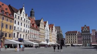 WROCLAW / POLAND - Temmuz 2020: Polonya 'nın Wroclaw kentindeki Pazar Meydanı' nın yayalarla manzarası. Geleneksel binalarla Polonya seyahati, kasabanın tarihi bölgesinde evler