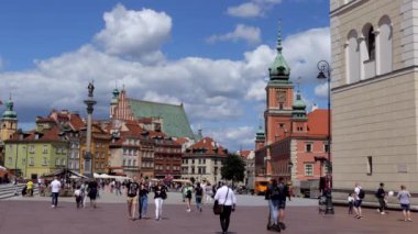 WARsaw / POLAND - Temmuz 2020: Varşova 'nın tarihi merkezi, Polonya, Avrupa' daki Royal Square ve Royal Castle. İnsanlar ve Polonya anıtları. UNESCO Dünya Mirası Alanı
