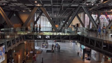 WARsaw / POLAND - Temmuz 2020: İnsanlar, turistler, ziyaretçiler Varşova, Polonya, Avrupa 'daki Kopernik Bilim Merkezi' ne yaptıkları ziyaretler sırasında. Bilimsel deneyleri göstermek için sergi ve galerili Polonya müzesi