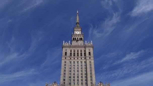 2020年7月 欧洲华沙文化和科学宫的外部景观 波兰著名建筑 建于1950年代 苏联风格 城市地标和纪念碑 — 图库视频影像