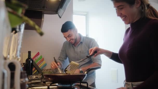 Genç Çift Yeni Tarifiyle Birlikte Evde Yemek Pişiriyor Mutlu Adam — Stok video